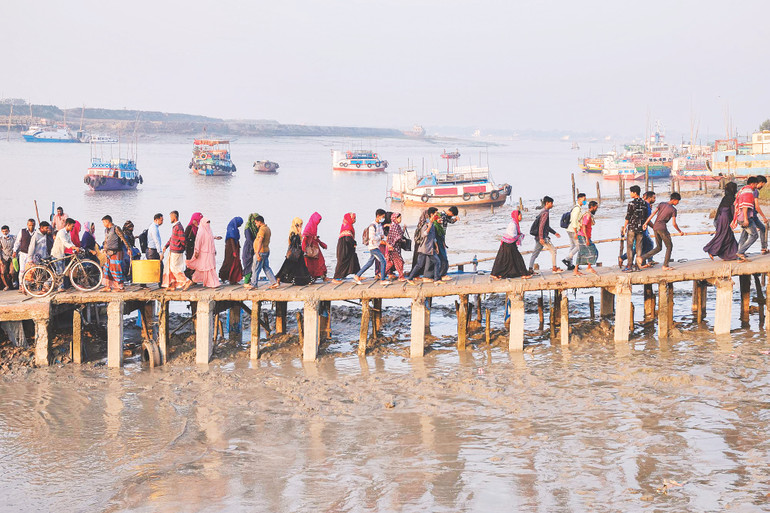 Công nhân qua sông Mongla mỗi sáng để làm việc tại khu chế xuất. Ảnh: AP PHOTO/MAHMUD HOSSAIN OPU