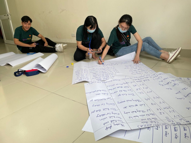 Tình nguyện viên của Operation Smile lập bảng danh sách các em nhỏ được phẫu thuật nụ cười miễn phí ở Bệnh viện Việt Nam-Cuba (Hà Nội). (Ảnh: MICHEL NGUYỄN)
