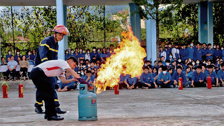 Thầy giáo Trường THPT chuyên Lê Quý Đôn thực hành cách xử lý rò rỉ gas. (Ảnh: ĐINH ĐÔNG)