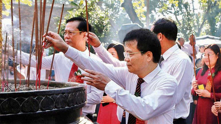 Các đại biểu tỉnh Nam Định dâng hương tưởng niệm các vị vua Trần và Đức Thánh Trần tại Đền Thiên Trường, thuộc Khu di tích Lịch sử, Văn hóa Đền Trần-Chùa Tháp (phường Lộc Vượng, thành phố Nam Định).