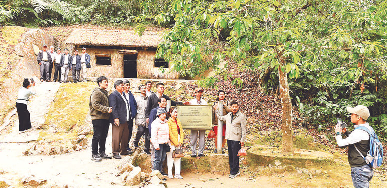 4 - Đoàn khách tham quan lán ở và làm việc của Đại tướng Võ Nguyên Giáp.