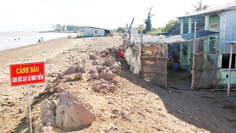 2. Chính quyền địa phương cắm biển cảnh báo khu vực sạt lở nguy hiểm tại ấp Hồ Thùng, xã Đông Hải. 2. Chính quyền địa phương cắm biển cảnh báo khu vực sạt lở nguy hiểm tại ấp Hồ Thùng, xã Đông Hải.