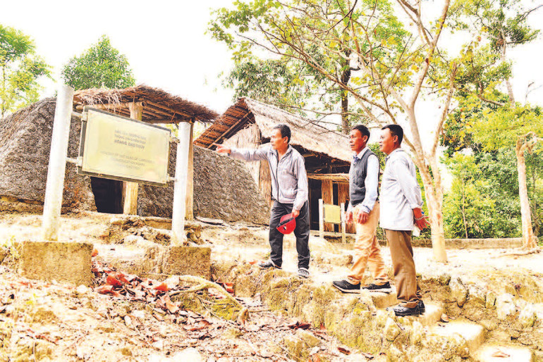 3 - Thăm Di tích Sở Chỉ huy Chiến dịch Điện Biên Phủ tại Mường Phăng.