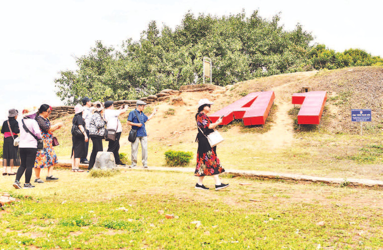 2 - Du khách đến với Điện Biên Phủ, những chứng tích với rất nhiều câu chuyện của một thời đạn bom, khói lửa khốc liệt.