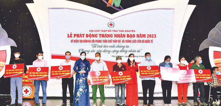 Lãnh đạo tỉnh Thái Nguyên và lãnh đạo Hội Chữ thập đỏ Việt Nam trao biển hỗ trợ nhà cho người nghèo.