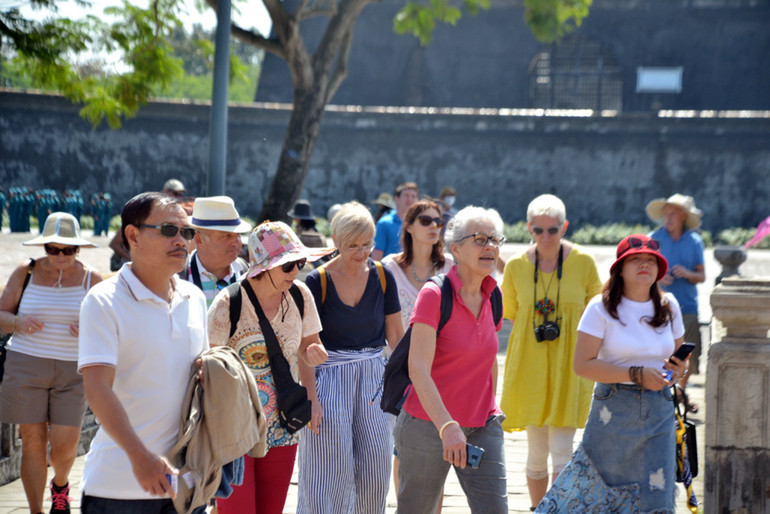 Rất đông du khách nước ngoài tham quan di tích Cố đô Huế. (Ảnh: CÔNG HẬU)