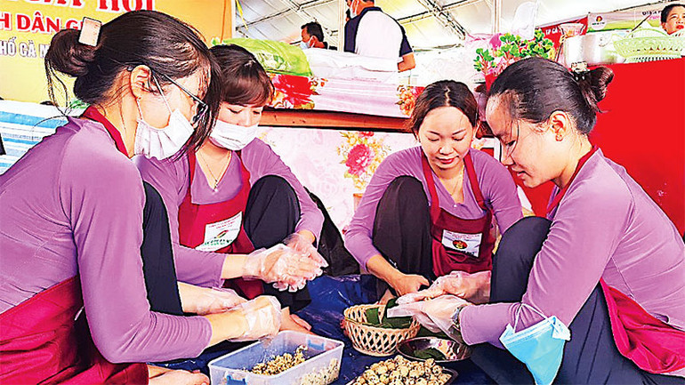 Chỉ tự học trên mạng, cô giáo mầm non Phan Thị Diễm Tú (thứ 3 từ trái qua) đã thuần thục hơn chục loại bánh dân gian.