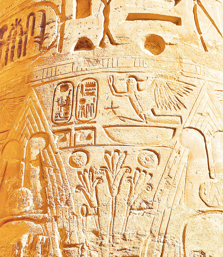 Hình ảnh cây papyrus được chạm khắc tinh xảo trên cột đá khổng lồ ở đền Luxor.