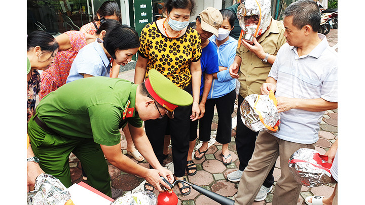 Hướng dẫn bà con sử dụng bình chữa cháy.