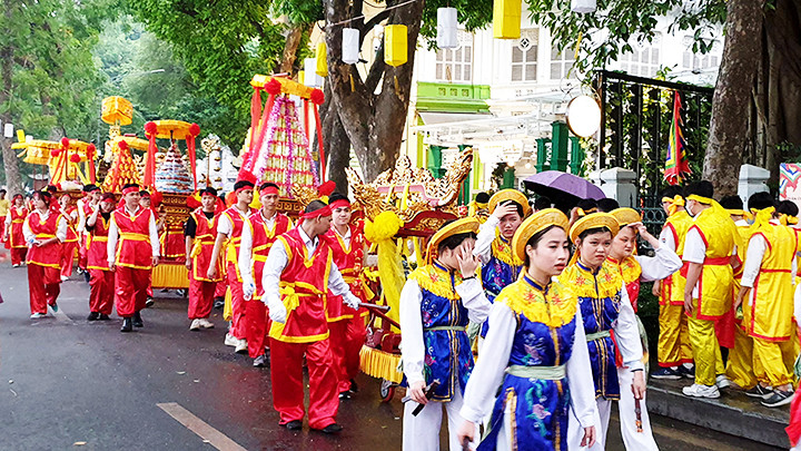 Lễ rước kiệu truyền thống kỷ niệm 595 năm ngày vua Lê Thái Tổ đăng quang.