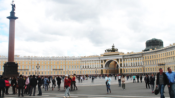 Quảng trường Cung điện - quảng trường chính của Saint Petersburg.