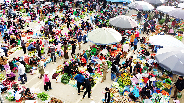 Phiên chợ nhộn nhịp trao đổi bán mua từ sáng sớm.