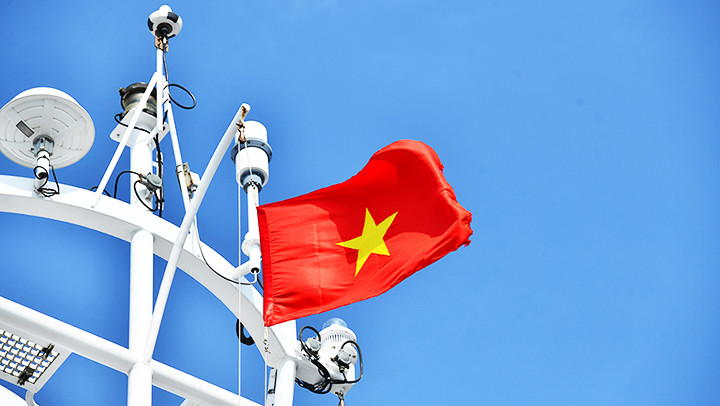 Thiêng liêng cờ Tổ quốc.