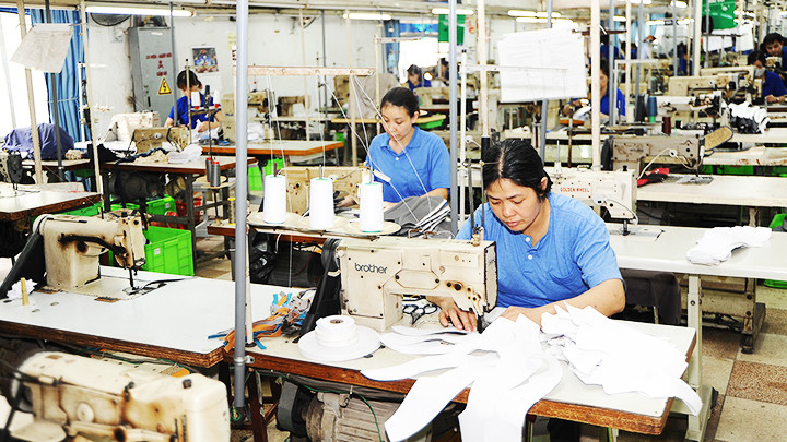 Do thiếu đơn hàng, nhiều doanh nghiệp phải giảm bớt nhân lực sản xuất. Ảnh: NGUYỆT ANH