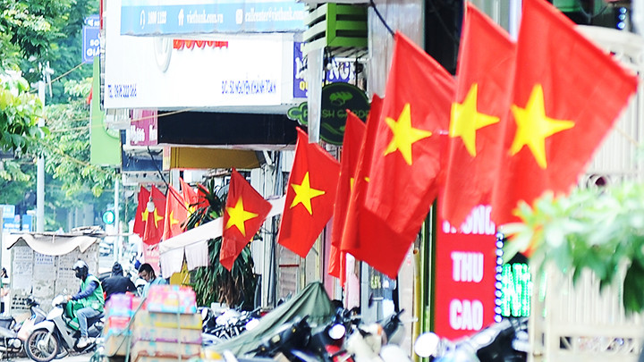 Cờ Tổ quốc rực rỡ trên các tuyến phố. Ảnh BẮC SƠN Cờ Tổ quốc rực rỡ trên các tuyến phố. Ảnh BẮC SƠN