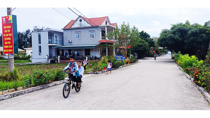 Đến trường.