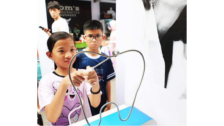 Trò chơi rèn tính nhẫn nại và sự khéo léo cho trẻ.