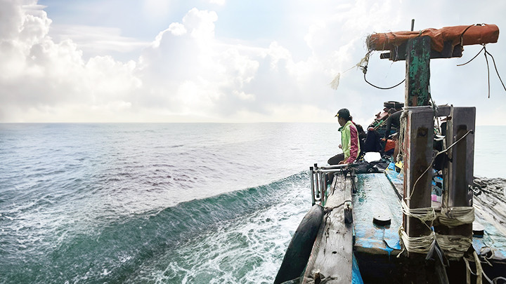 Trên thuyền ra điểm lặn.