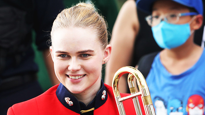 Nữ nhạc công của Ban nhạc Quân đội Vương quốc Anh.