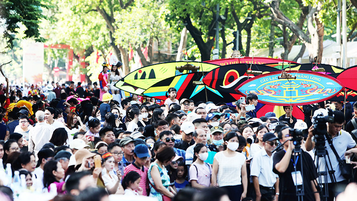 Đông đảo du khách tham dự Festival Thu Hà Nội 2023.