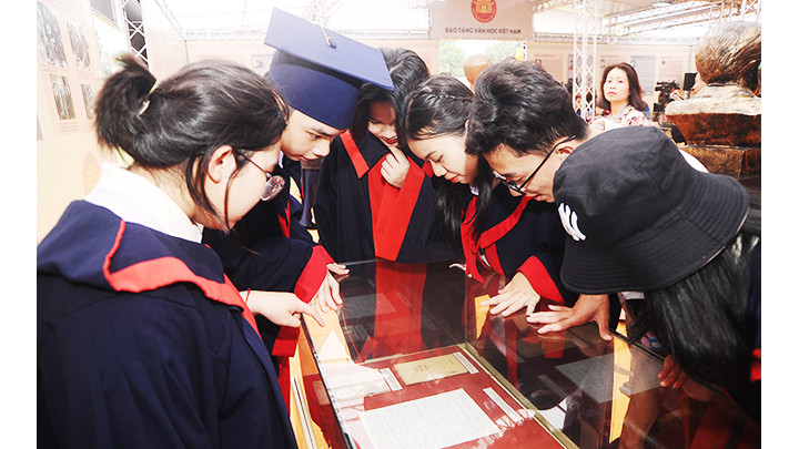 Bản thảo và bút tích của các nhà thơ danh tiếng được lưu giữ qua năm tháng.