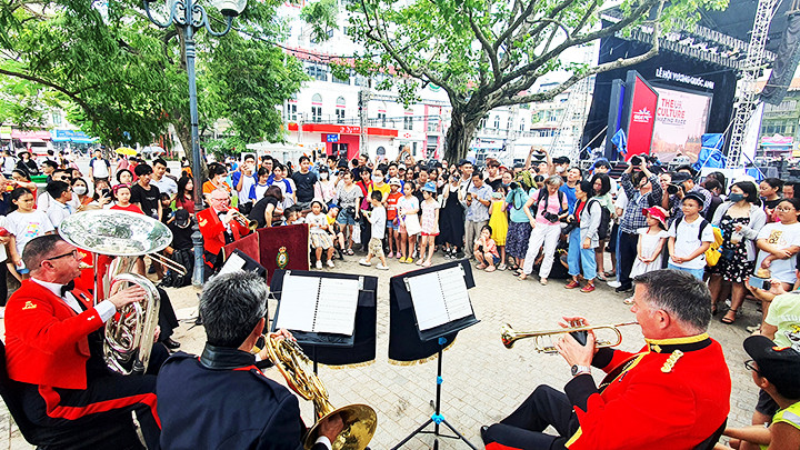 Ban nhạc Quân đội Vương quốc Anh trình diễn tại lễ hội.