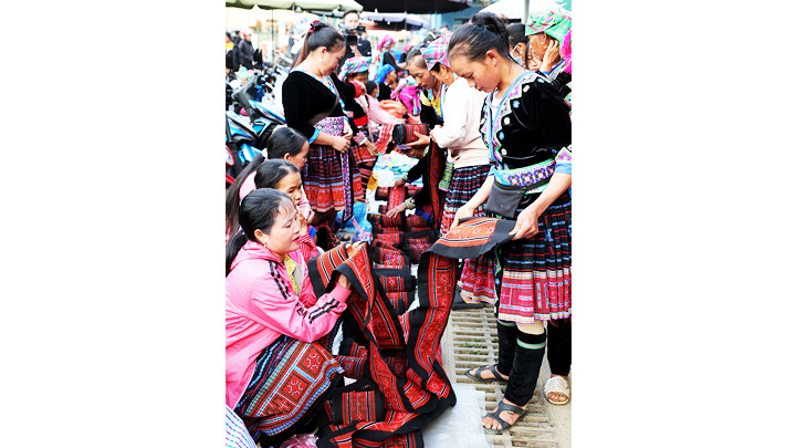 Đa dạng các mặt hàng thổ cẩm.