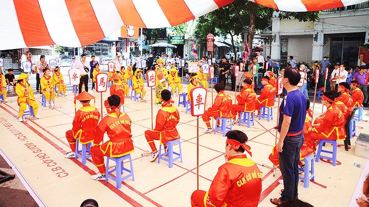 Môn cờ người mang sắc màu văn hóa truyền thống tại lễ hội.