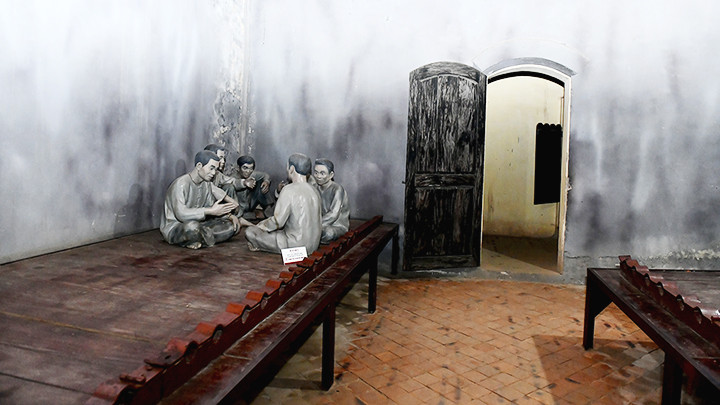 Tái hiện lớp học của các chiến sĩ cách mạng tại khu giam giữ. Tái hiện lớp học của các chiến sĩ cách mạng tại khu giam giữ.