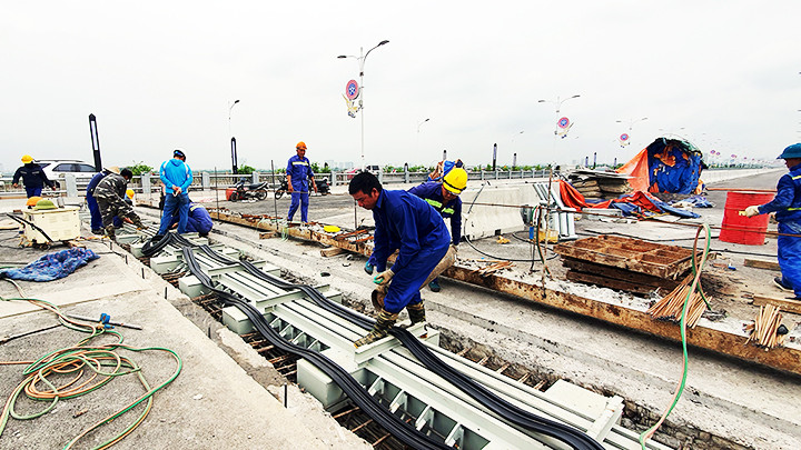Lắp đặt khe co giãn cuối cùng trên cầu Vĩnh Tuy 2. Lắp đặt khe co giãn cuối cùng trên cầu Vĩnh Tuy 2.