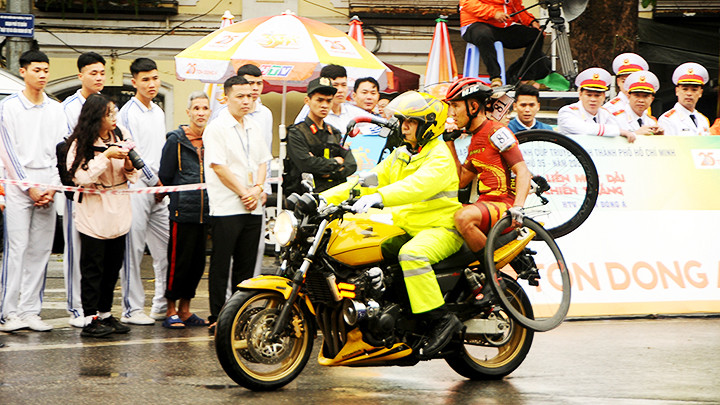 Hỗ trợ một cua-rơ bị hỏng xe.