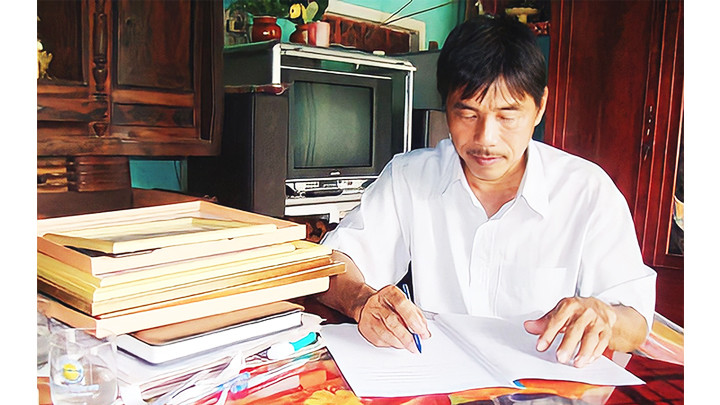 Ông Lê Hồng Danh làm việc tại nhà.