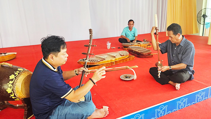 Không chỉ thổi tiêu, NSƯT Kim Đan (ngoài cùng bên phải) còn biết chơi nhiều loại nhạc cụ khác.