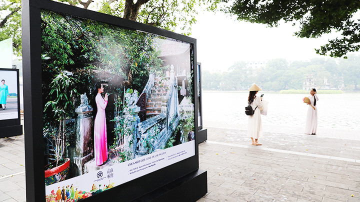 Không gian triển lãm ảnh về áo dài Hà Nội.