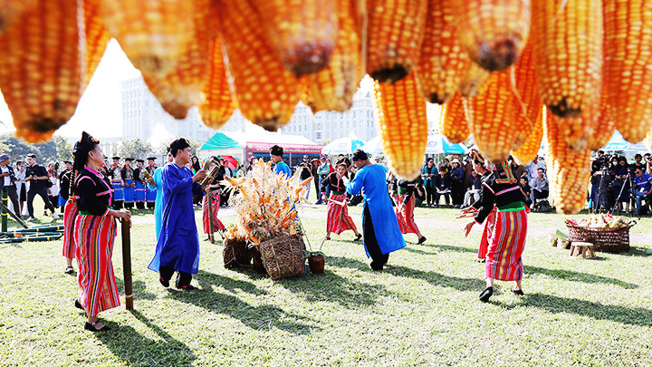 Tái hiện Tết ngô của người dân tộc Cống (Lai Châu). Tái hiện Tết ngô của người dân tộc Cống (Lai Châu).