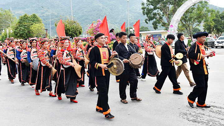 Đậm sắc màu văn hóa truyền thống của 10 dân tộc anh em.