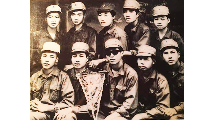 Tiểu đội sinh viên Đại học Sư phạm Hà Nội năm 1971. Ảnh tư liệu