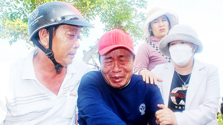 Thuyền trưởng Lương Văn Viên nghẹn ngào khi còn nhiều ngư dân đi cùng tàu mất tích.