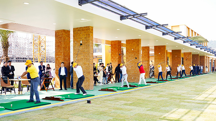 Các đại biểu, khách mời phát bóng ghi dấu ấn nhân sự kiện khánh thành Học viện T&T Golf Academy.