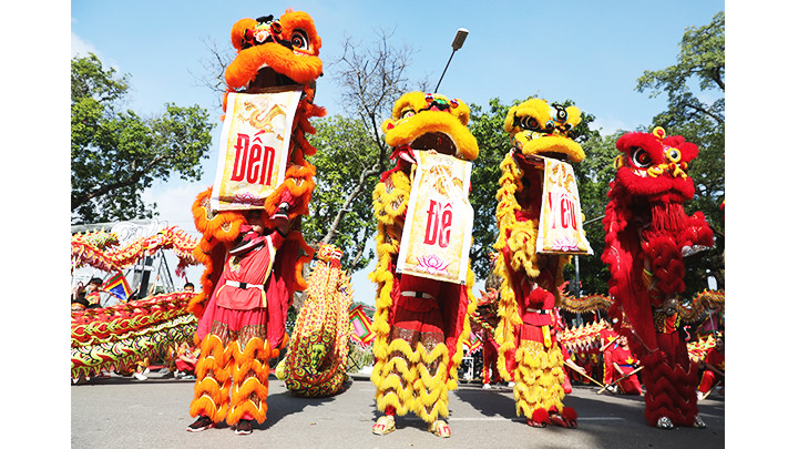 Sôi động màn múa lân sư rồng.