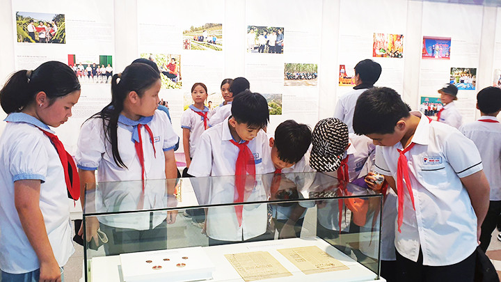 Học sinh tham quan Triển lãm “Những tấm gương bình dị mà cao quý”. Ảnh: THU HÀ