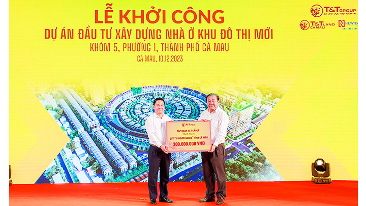 Đại diện Tập đoàn T&T Group trao tặng quỹ Vì người nghèo tỉnh Cà Mau.