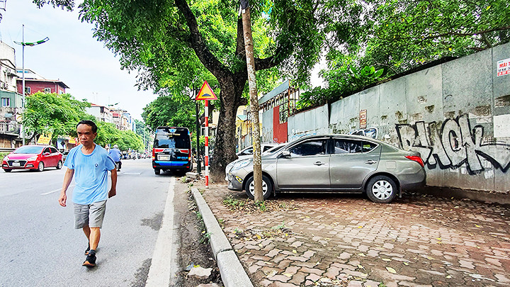 Vô tư đỗ xe choán hết hè đường tại phố Lê Duẩn.