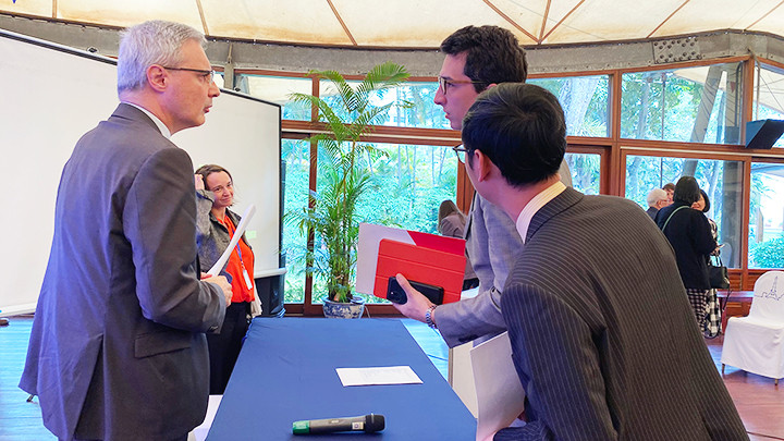 Đại sứ Pháp tại Việt Nam Nicolas Warnery (bên trái) và các đại biểu dự buổi họp báo.