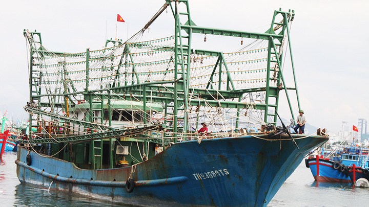 Chiếc tàu vỏ thép rời cảng Hòn Rớ. Chiếc tàu vỏ thép rời cảng Hòn Rớ.