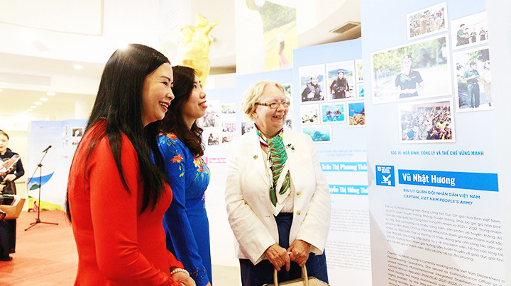 Các đại biểu tham quan triển lãm.