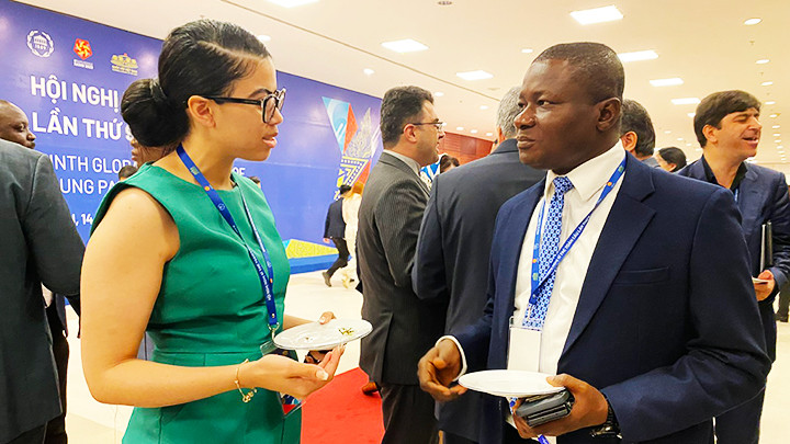 Các đại biểu trao đổi ý kiến bên lề Hội nghị. Ảnh: DUNG HÀ