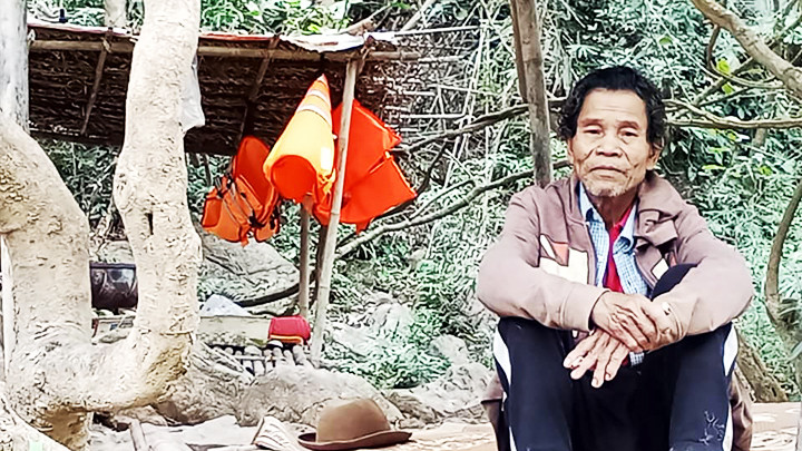 Ông Hồ Xuân Lương ngày ngày miệt mài với công việc giữ rừng, giữ thác.