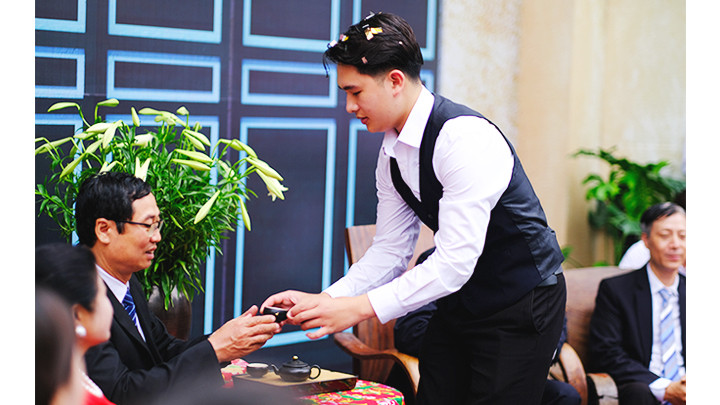 Chú rể mời trà bố, mẹ vợ.