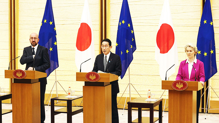 Thủ tướng Nhật Bản Kishida Fumio trả lời báo giới sau hội nghị. Ảnh: AP